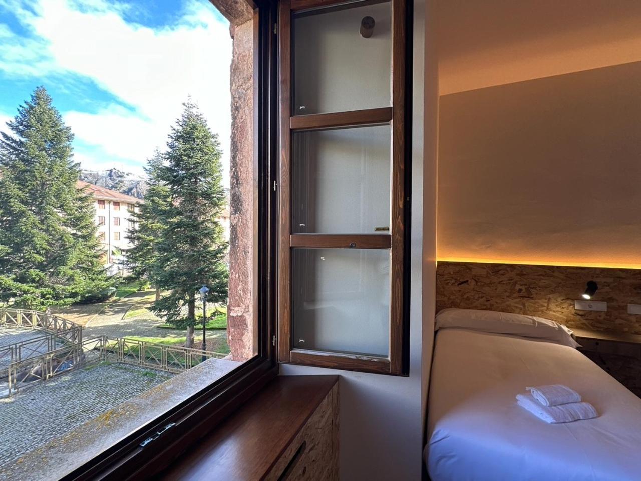 Hotel Y Albergue Real Fabrica De Эскарай Экстерьер фото